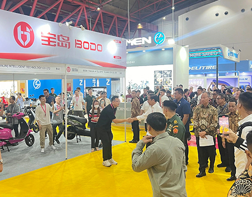 宝岛参加印尼国际自行车展会，印尼总统亲临宝岛展位，点赞宝岛产品